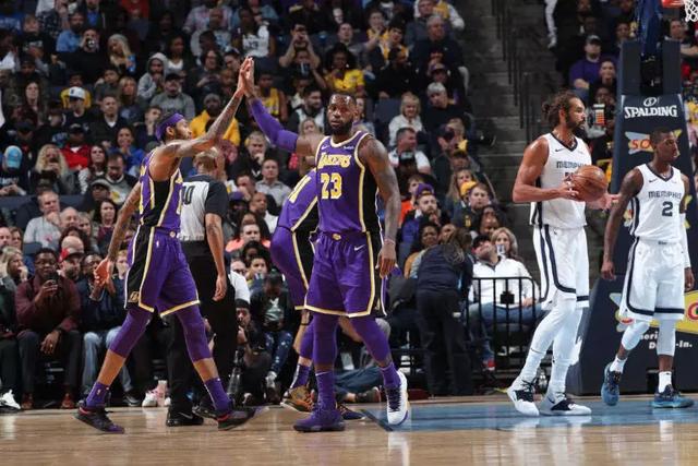  詹姆斯全能发挥砍三双，湖人逆转击败凯尔特人